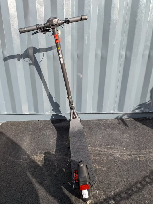Sharp E-Scooter EM-KS1DE | Pannensichere Reifen | USB-Ladeport | Geprüft/NEU