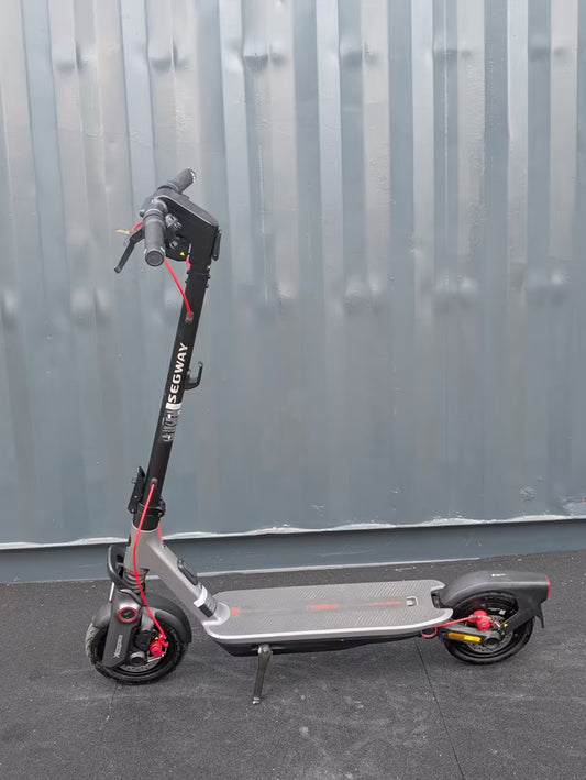 Segway Ninebot F3 Pro D E-Scooter | 70km Reichweite | Generalüberholt | 12 Mon. Gewährleistung