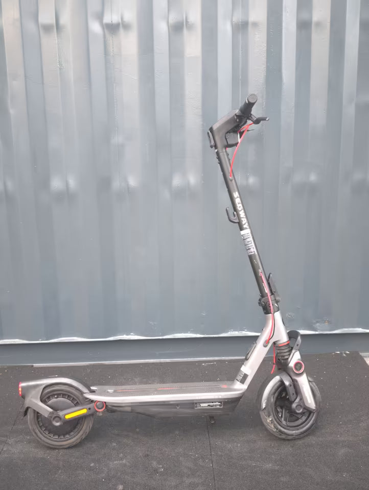 Segway Ninebot F3 Pro D E-Scooter | 70km Reichweite | Generalüberholt | 12 Mon. Gewährleistung