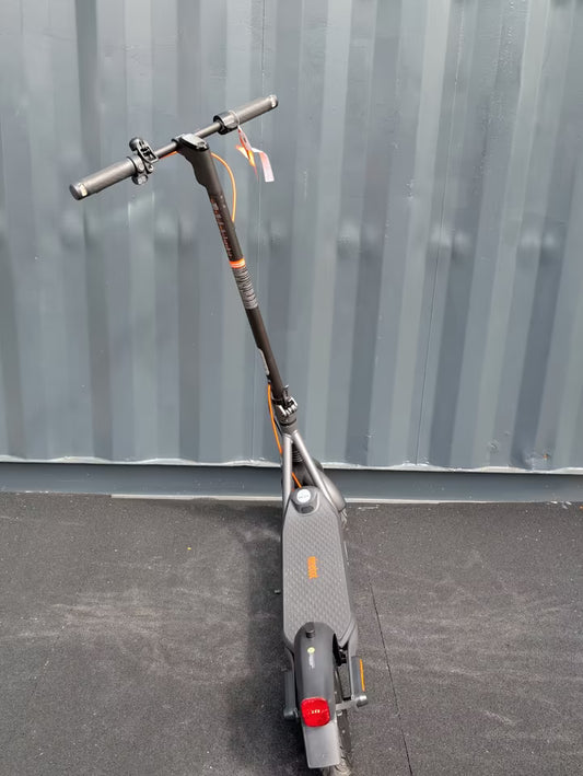 Segway-Ninebot F2 Pro E-Scooter | NEU & OVP | 55km Reichweite, Federung & Blinker + ABE