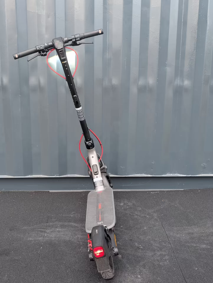 Segway Ninebot F3 Pro D E-Scooter | 70km Reichweite | Generalüberholt | 12 Mon. Gewährleistung